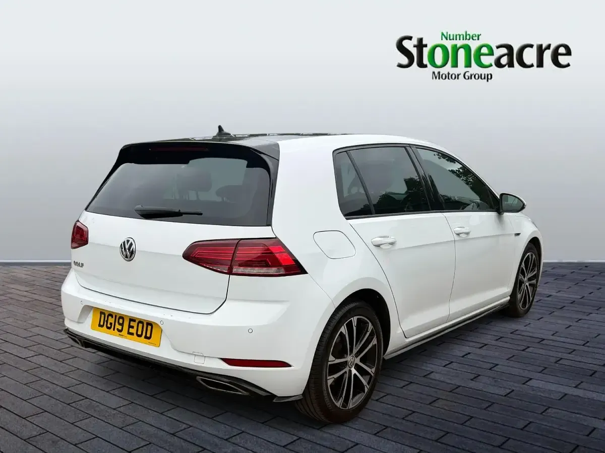 Used VW Golf VII R-line 150 HP (110 kW) 2019 White Hatchback