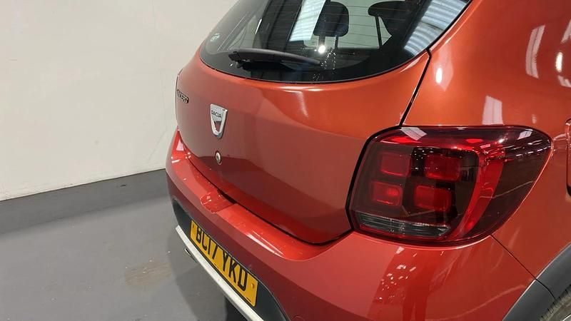 Used Dacia Sandero Ambiance 90 HP (66 kW) 2017 Red Hatchback
