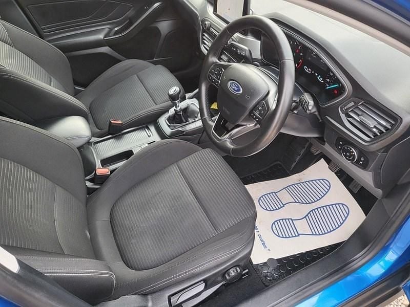 Begagnad Ford Focus Titanium 125 HK (91 kW) 2022 Blå Halvkombi