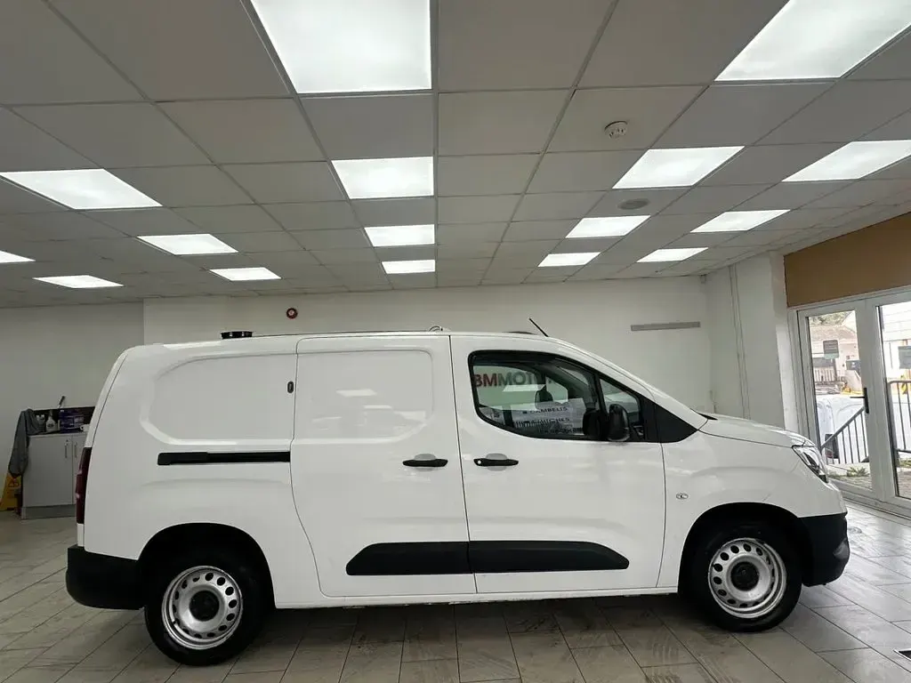 Used Vauxhall Combo 100 HP (73 kW) 2021 White MPV