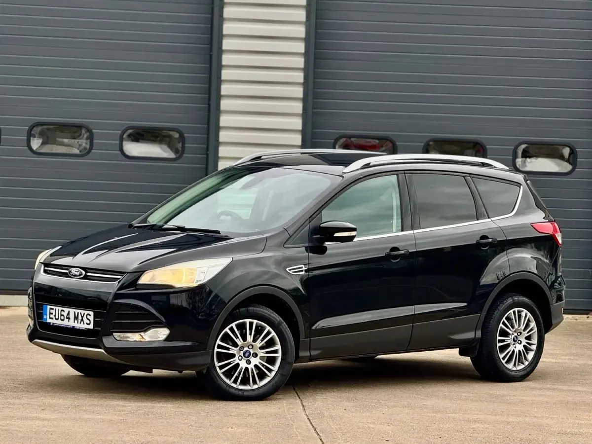 Usado Ford Kuga Titanium 140 HP (102 kW) 2014 Preto SUV