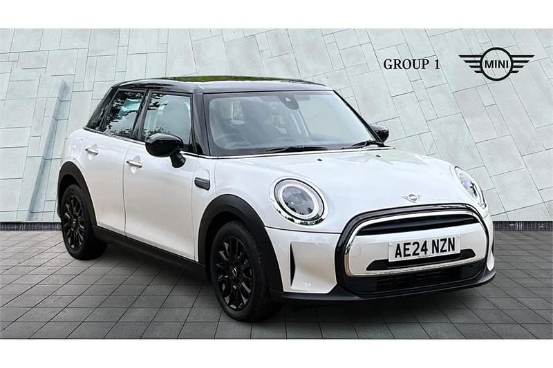 Usado Mini Cooper Classic 136 HP (100 kW) 2024 Branco Citadino