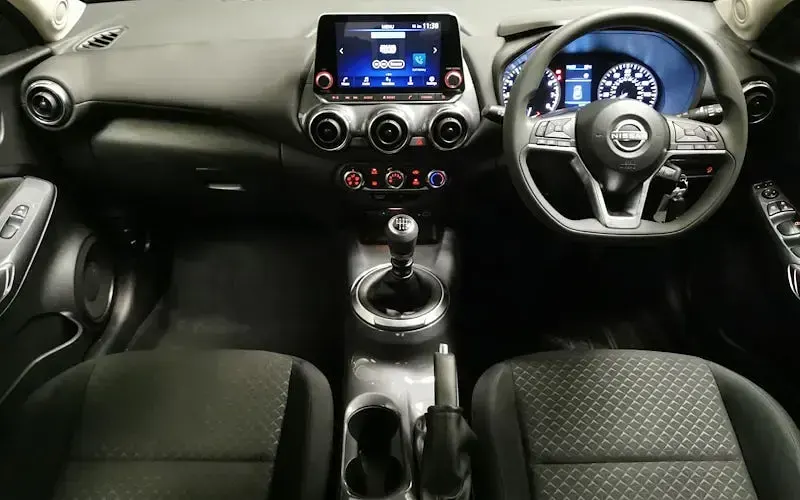 Used Nissan Juke Acenta 114 HP (83 kW) 2023 Silver SUV