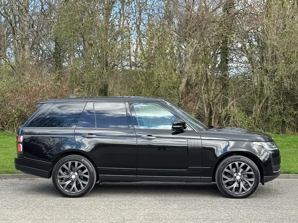 Used Land Rover Range Rover Vogue SE 275 HP (202 kW) 2020 Black metallic SUV