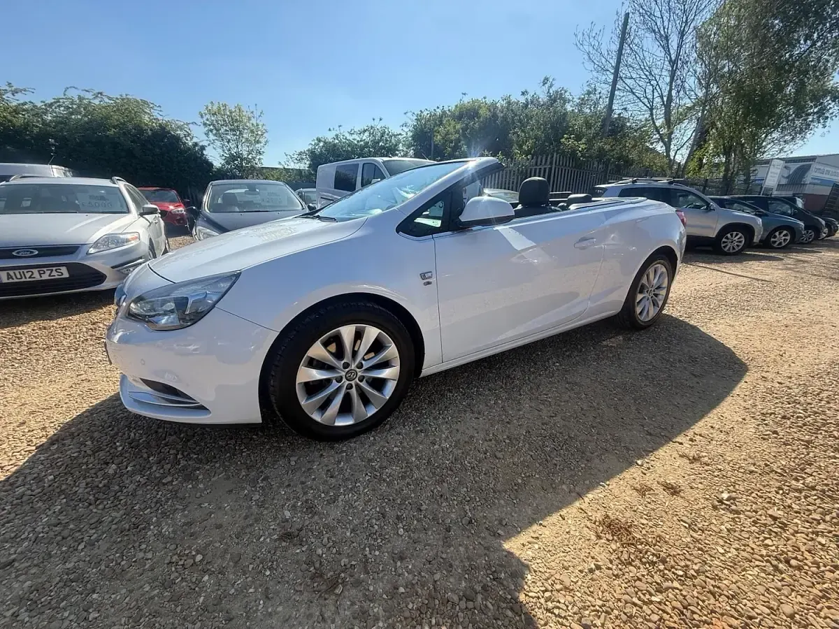 Used Vauxhall Cascada Elite 170 HP (125 kW) 2013 White Cabriolet