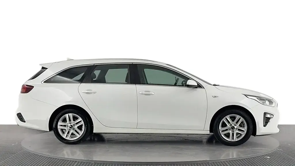 Used Kia Ceed 2019 White Hatchback