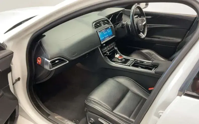 Used Jaguar XE Ingenium 200 HP (147 kW) 2019 White Sedan