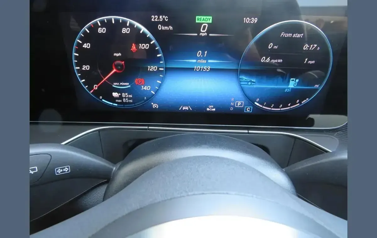 Usado Mercedes EQC400 AMG line 300 kW (408 HP) 2024 Cinzento SUV