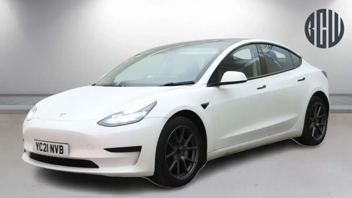Używany Tesla Model 3 Standard Range 366 kW (498 KM) 2021 Biały Sedan/Limuzyna