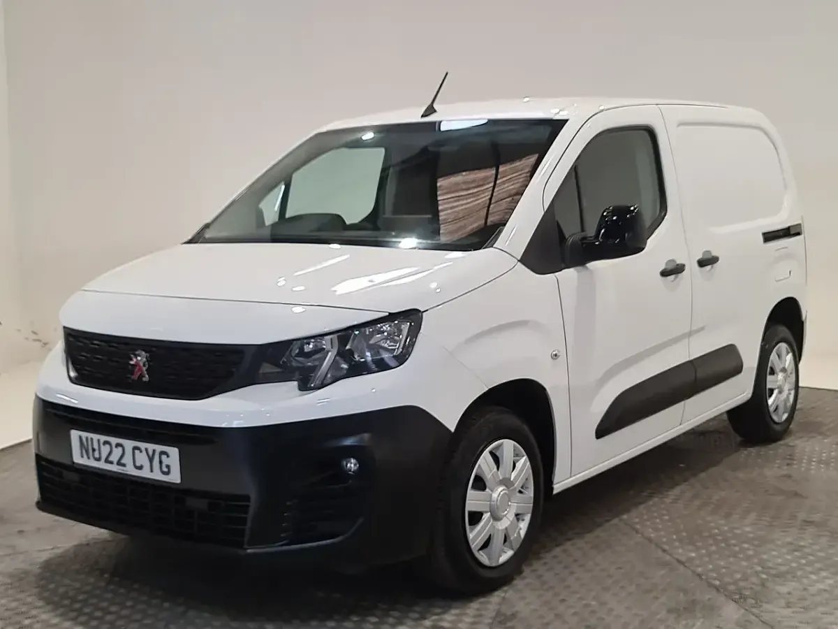 Used Peugeot Partner Premium 100 HP (73 kW) 2022 White MPV