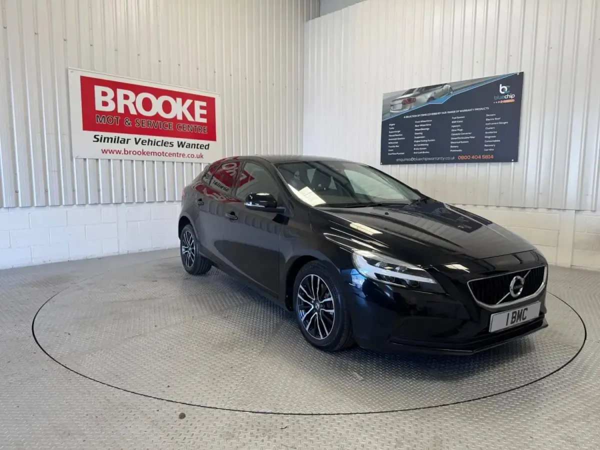 Begagnad Volvo V40 Momentum 122 HK (89 kW) 2017 Svart Halvkombi
