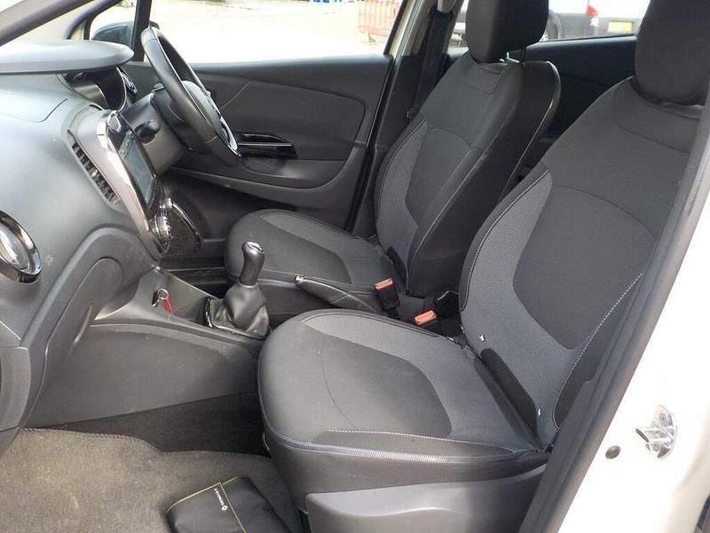 Used Renault Captur Dynamique 90 HP (66 kW) 2015 Cream SUV