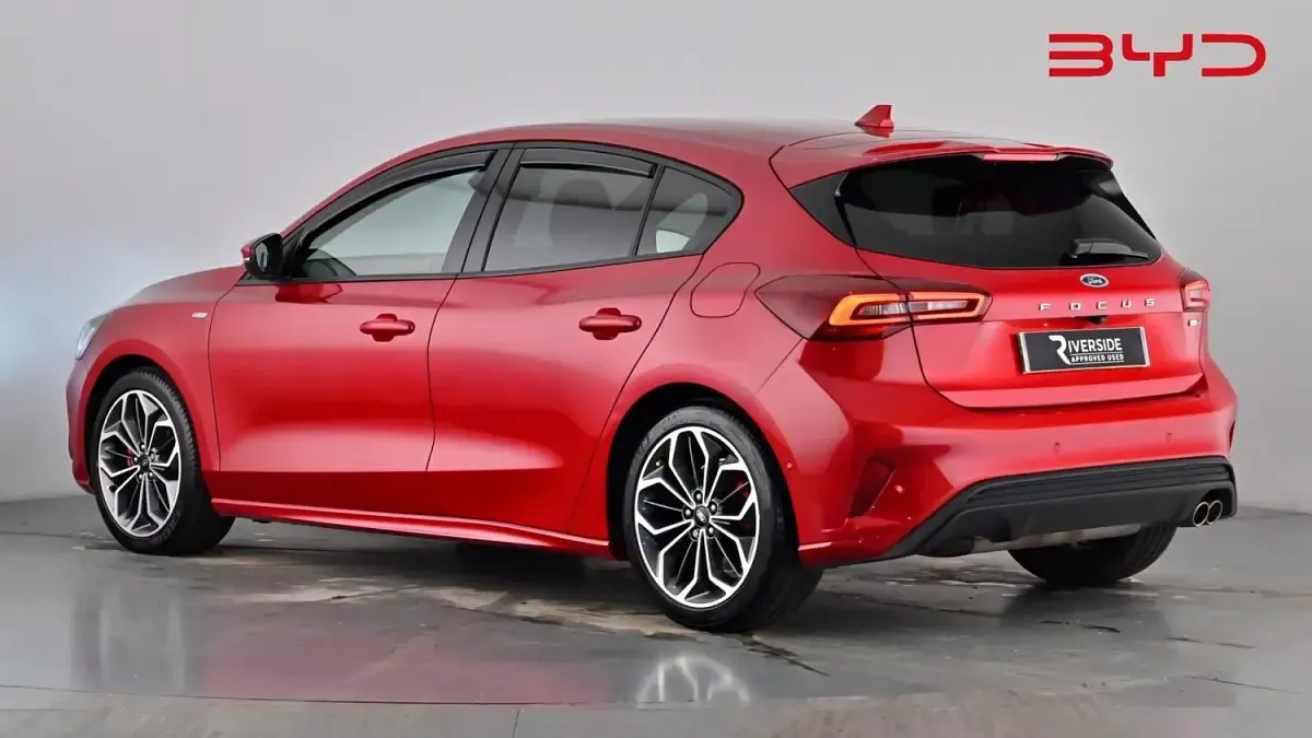 Used Ford Focus ST-Line X 155 HP (114 kW) 2023 Fantastic red Hatchback