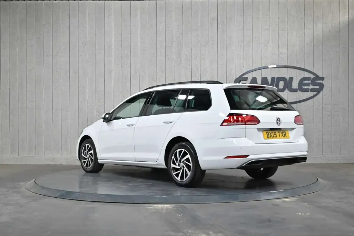 Used VW Golf VII Match 116 HP (85 kW) 2019 White Estate