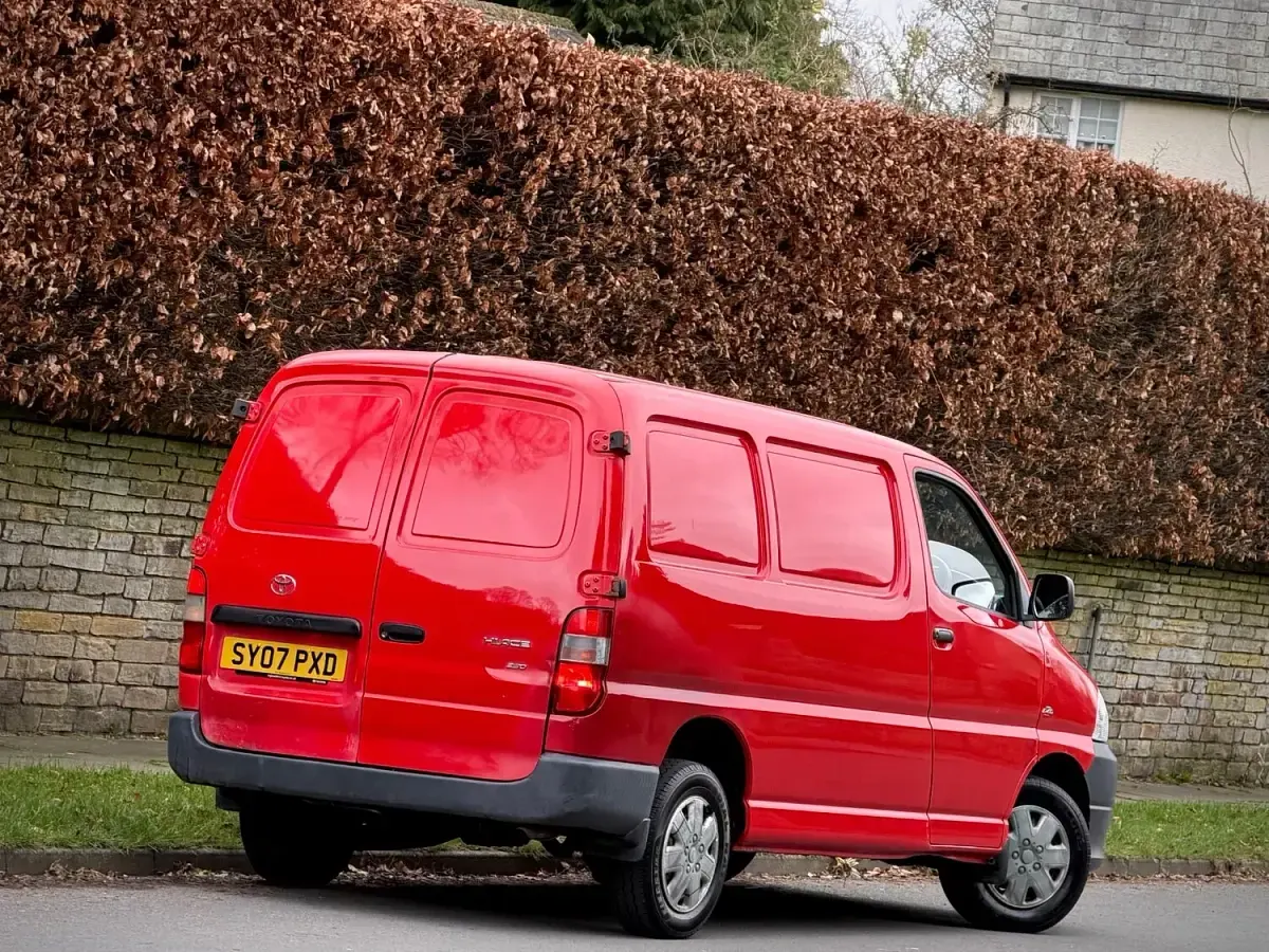 Used Toyota HiAce 88 HP (64 kW) 2007 Red Van