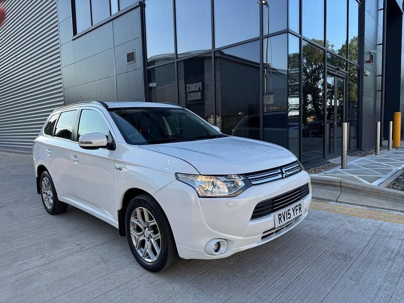 White Used 2015 Mitsubishi Outlander P-HEV Estate | £7,295 (Good price) - Image 1/4
