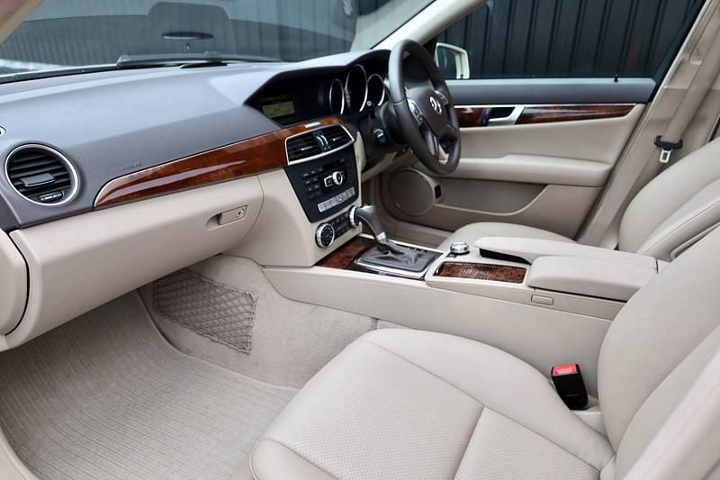 Used Mercedes C180 Elegance 156 HP (114 kW) 2011 Beige Sedan