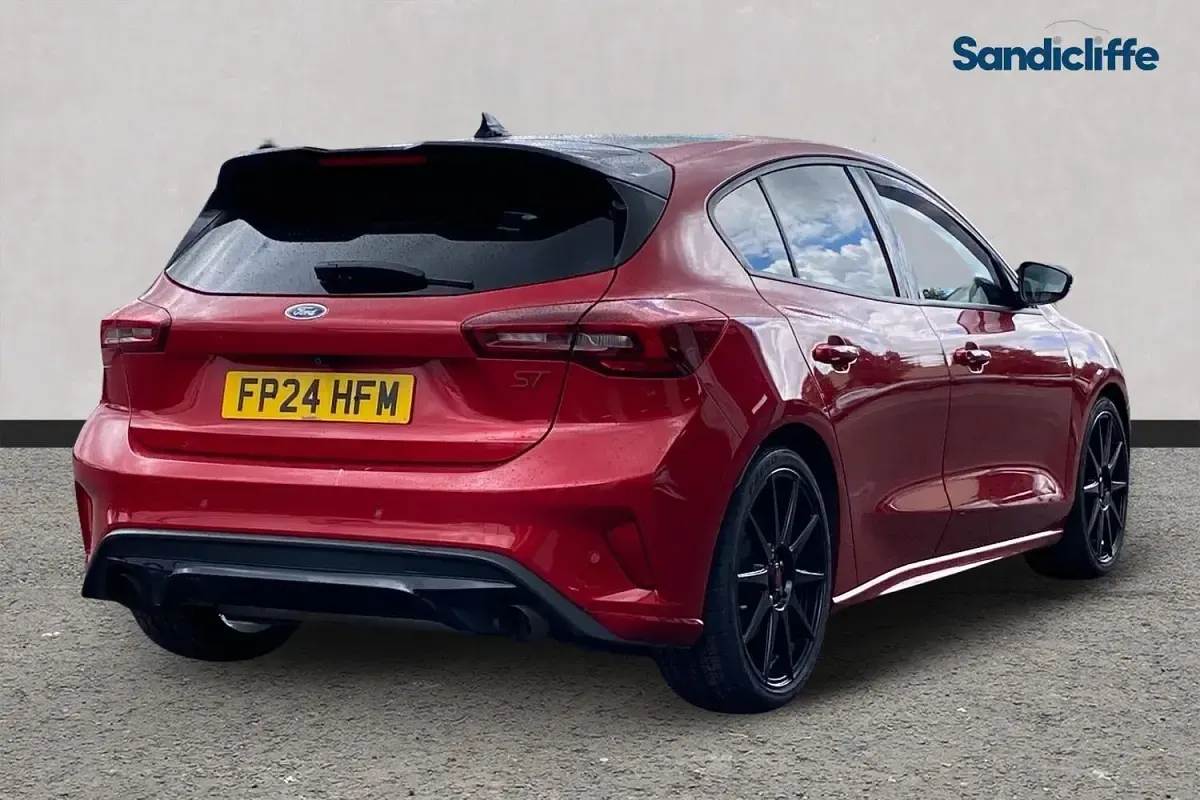 Used Ford Focus ST 280 HP (205 kW) 2024 Red Hatchback