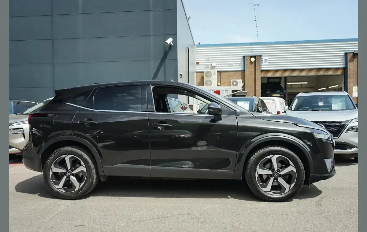 Used Nissan Qashqai N-Connecta 138 HP (101 kW) 2022 Black SUV