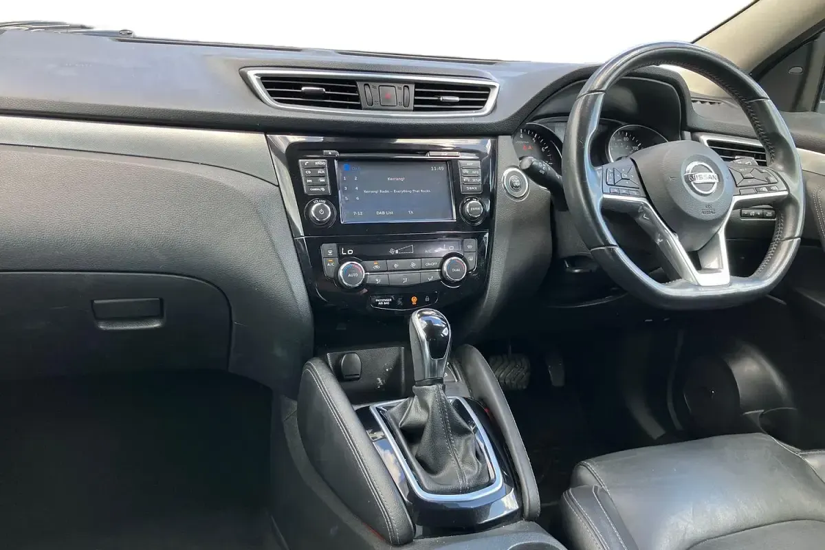 Used Nissan Qashqai Tekna 116 HP (85 kW) 2017 Silver SUV