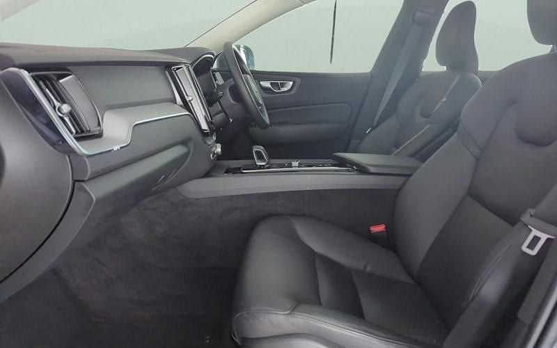 Used Volvo XC60 Core 349 HP (256 kW) 2022 Grey SUV