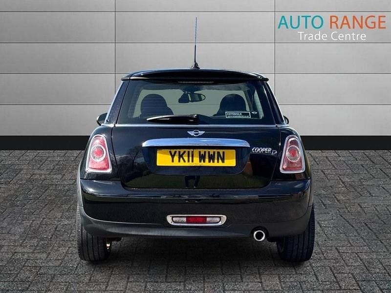 Usado Mini Cooper D Hatch 112 CV (82 kW) 2011 Negro Utilitario