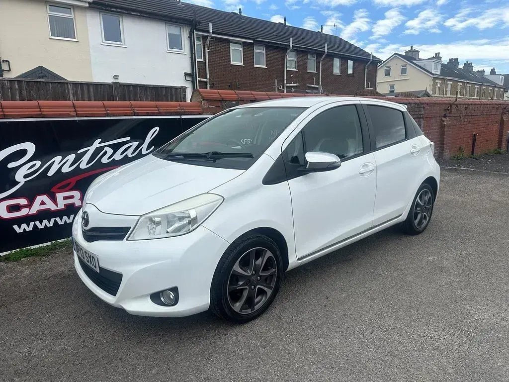 Used Toyota Yaris Trend 99 HP (72 kW) 2013 White Hatchback