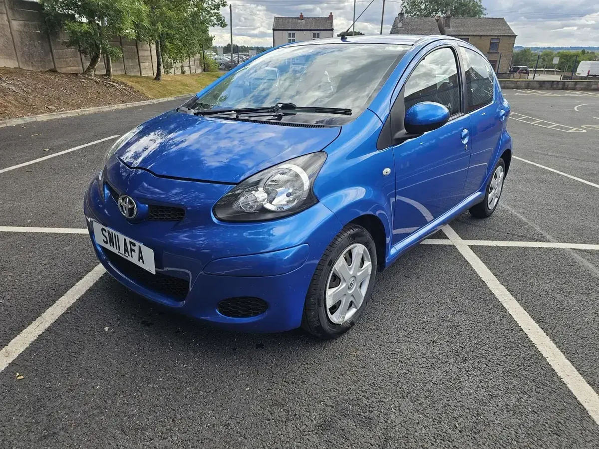 Used Toyota Aygo 68 HP (50 kW) 2011 Blue Hatchback