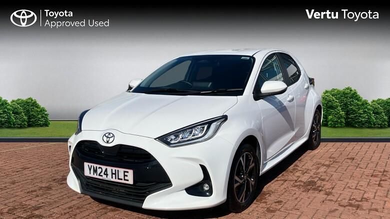 Used Toyota Yaris Hybrid Design 116 HP (85 kW) 2024 White Hatchback