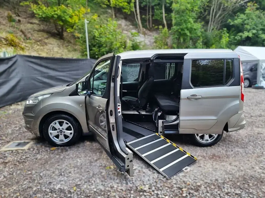 Used Ford Tourneo Connect Titanium 100 HP (73 kW) 2018 Silver MPV