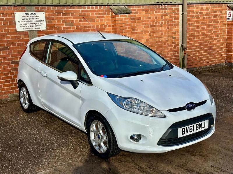 Used Ford Fiesta Zetec 82 HP (60 kW) 2011 White Hatchback
