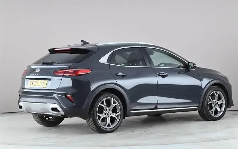 Usado Kia XCeed 136 CV (100 kW) 2020 Gris SUV