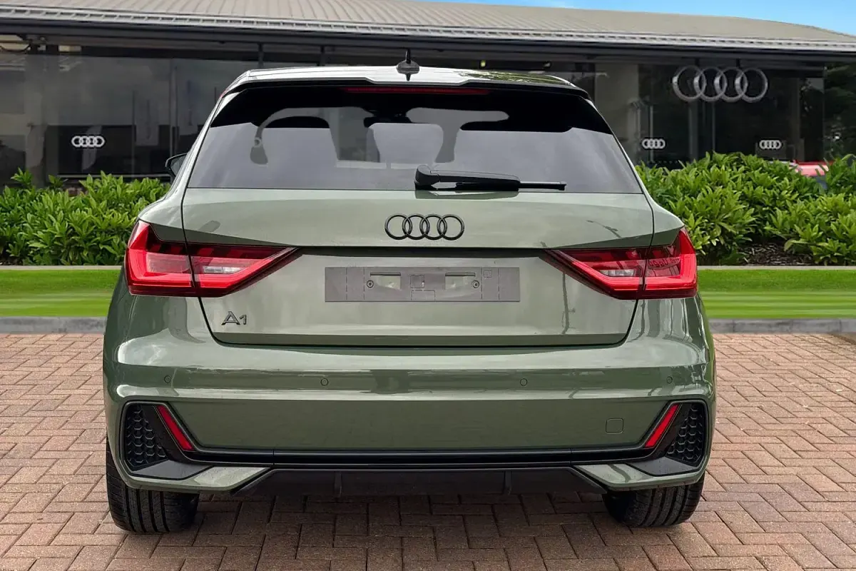 Nouă Audi A1 Sportback Black Edition 2026 Verde Hatchback
