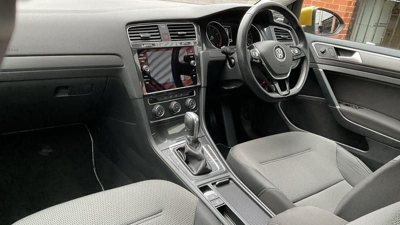 Used VW Golf VII SE 115 HP (84 kW) 2019 Turmeric yellow metallic