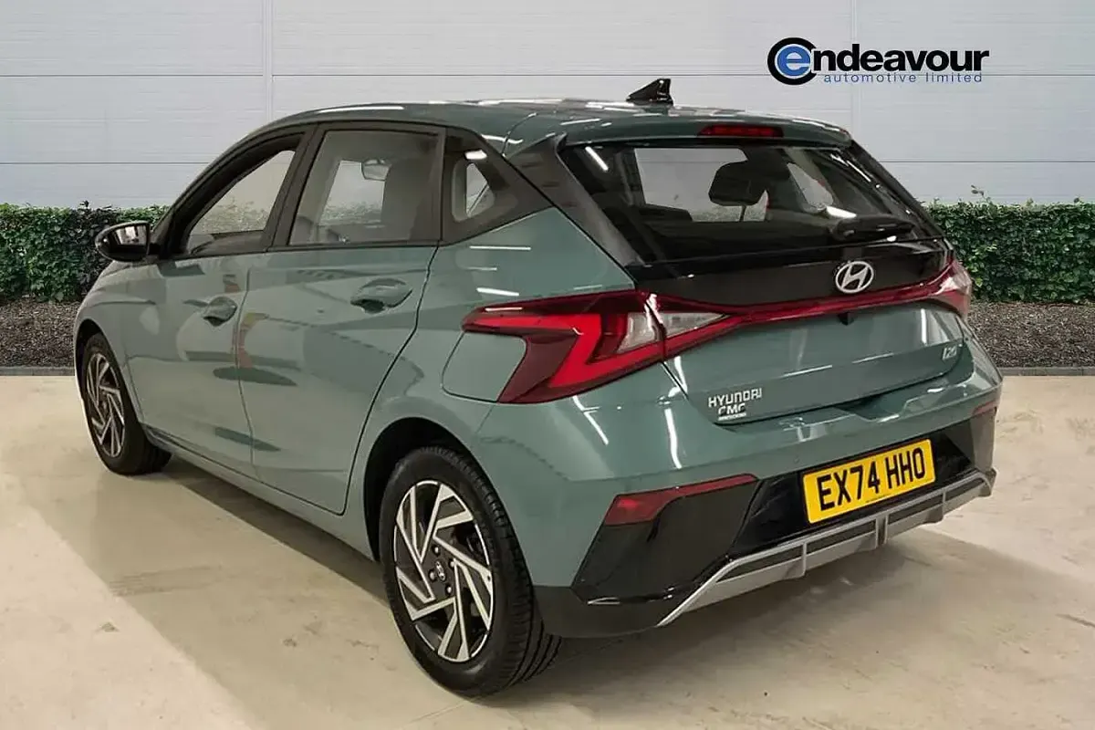 Used Hyundai i20 Advanced 100 HP (73 kW) 2024 Green Hatchback