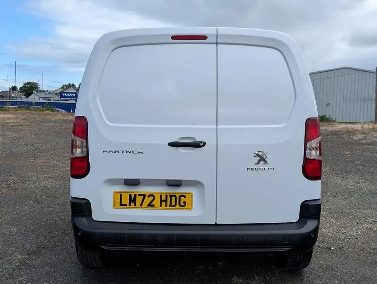 Used Peugeot Partner Premium 100 HP (73 kW) 2022 White MPV