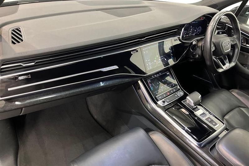 Used Audi Q7 Black Edition 286 HP (210 kW) 2020 Glacier white SUV