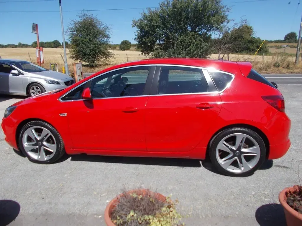 Used Vauxhall Astra Edition 140 HP (102 kW) 2016 Red Hatchback
