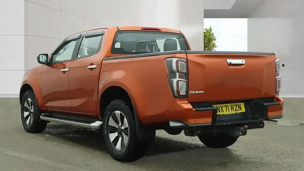 Used Isuzu D-Max 163 HP (119 kW) 2021 Orange Pickup