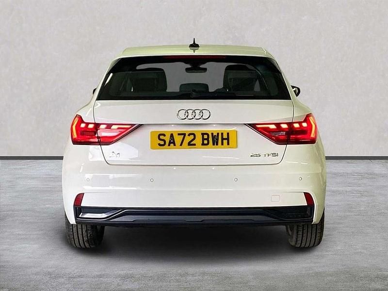 Używany Audi A1 Sport 94 KM (69 kW) 2022 Biały SUV