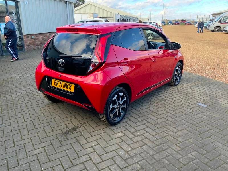Usado Toyota Aygo Trend 72 HP (52 kW) 2021 Vermelho Citadino