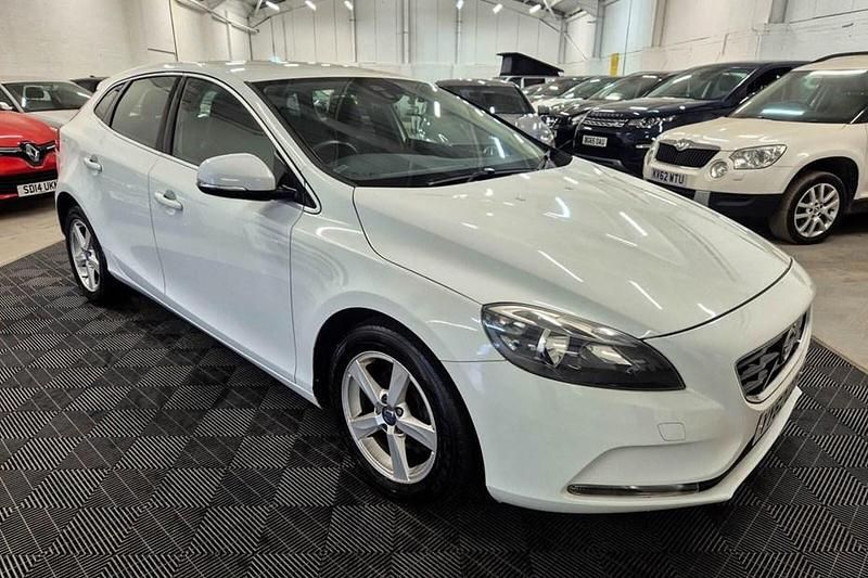 Used Volvo V40 SE 115 HP (84 kW) 2012 White Hatchback