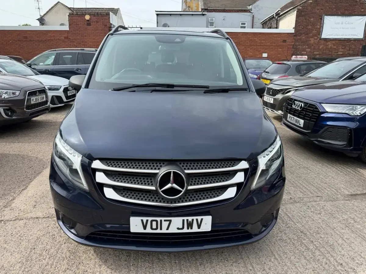 Usado Mercedes Vito 187 HP (137 kW) 2017 Azul Van