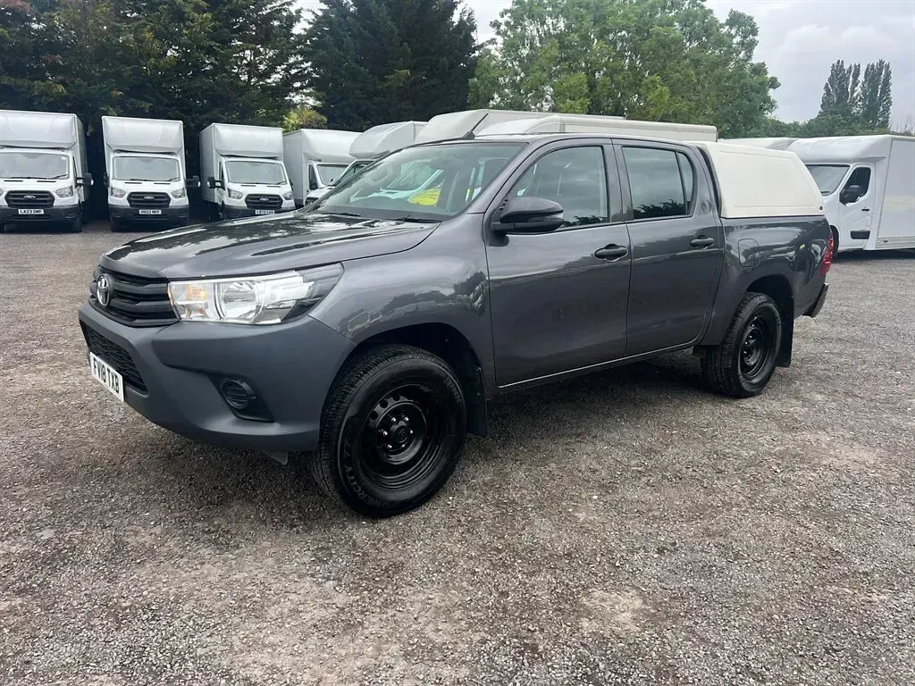 Käytetty Toyota HiLux Active 147 HP (108 kW) 2018 Harmaa Nouto