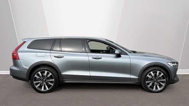 Used Volvo V60 CC Pro 250 HP (183 kW) 2020 Osmium grey Estate