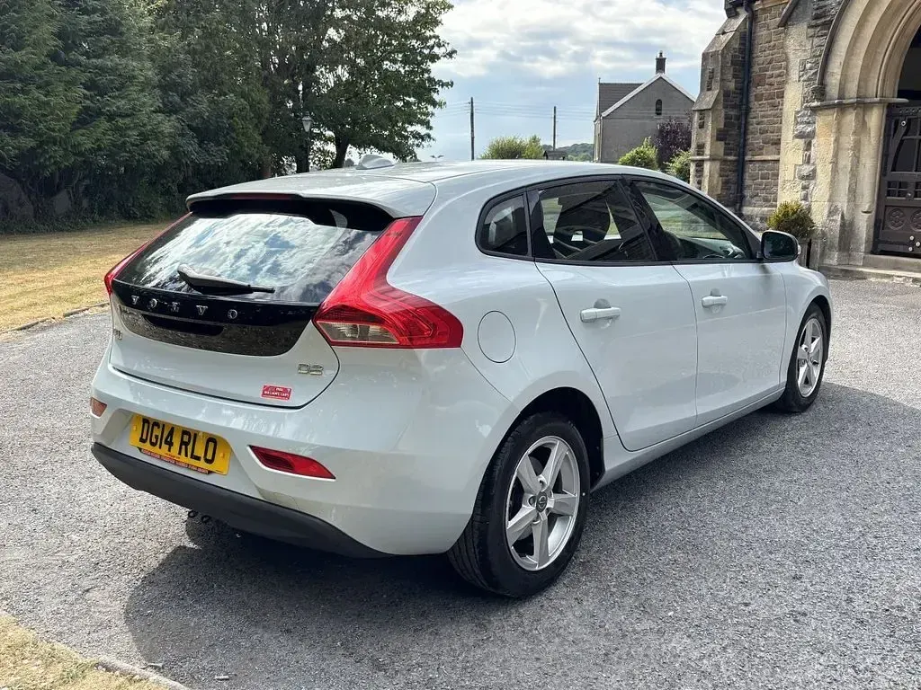 Used Volvo V40 115 HP (84 kW) 2014 Blue Hatchback