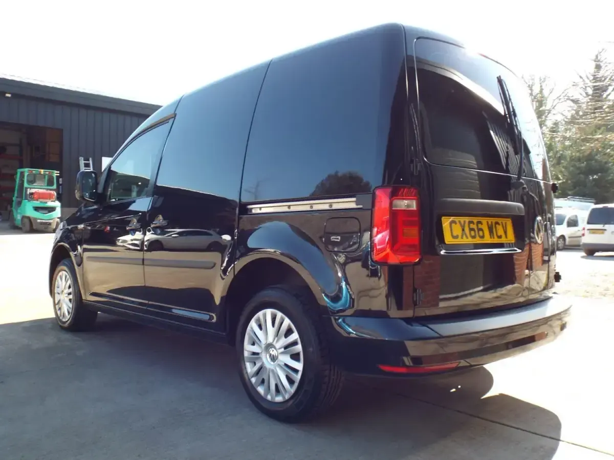 Usado VW Caddy Trendline 102 CV (75 kW) 2016 Negro Monovolumen