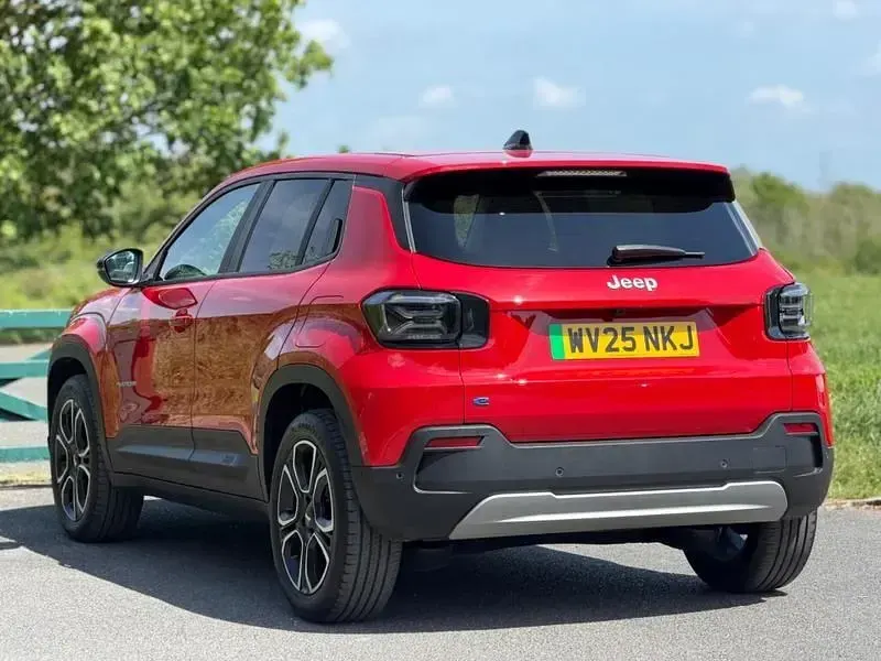 Usado Jeep Avenger EV Summit 114 kW (156 HP) 2025 Vermelho SUV