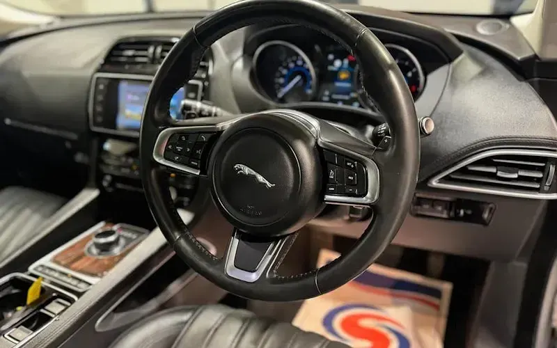 Used Jaguar F-Pace Portfolio 241 HP (177 kW) 2018 Silver SUV