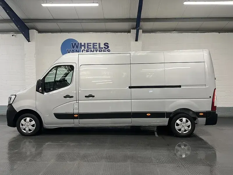 Used Renault Master Business 135 HP (99 kW) 2023 Grey MPV